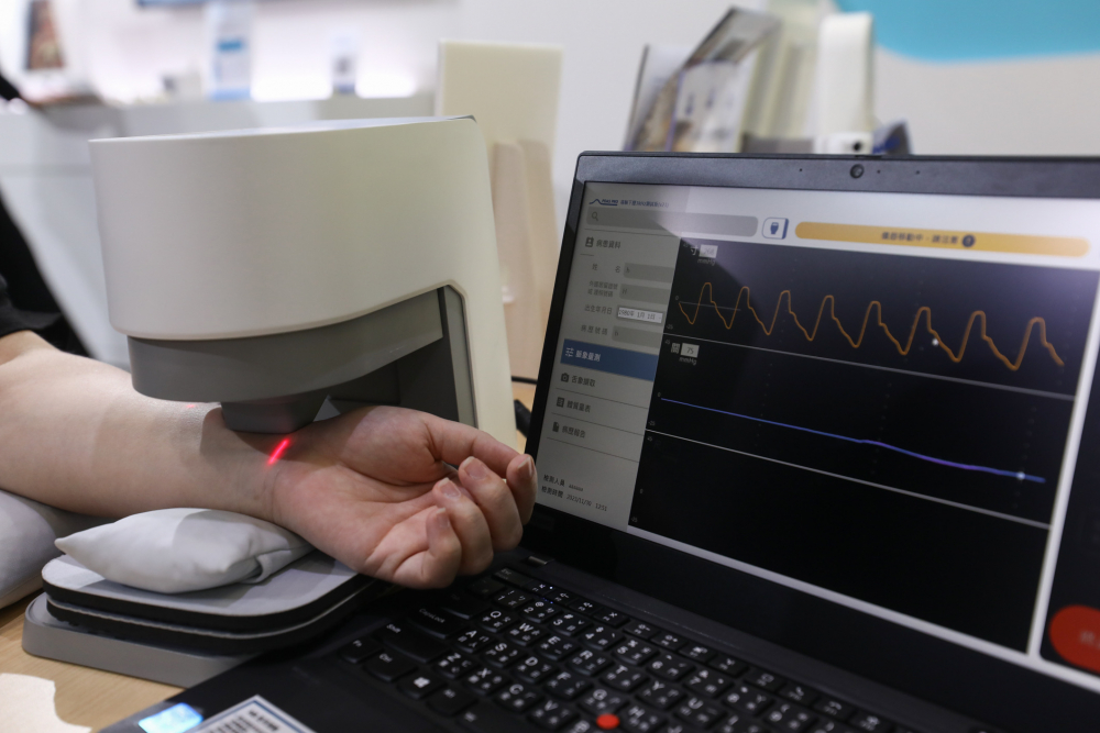 恒峰g22耘康脈象檢測系統透過電腦精準控制升降系統，還原中醫師三指把脈過程的舉、按、尋手法，將脈象感受轉化成數據，未來可結合大數據分析，實現智慧醫療及準確性